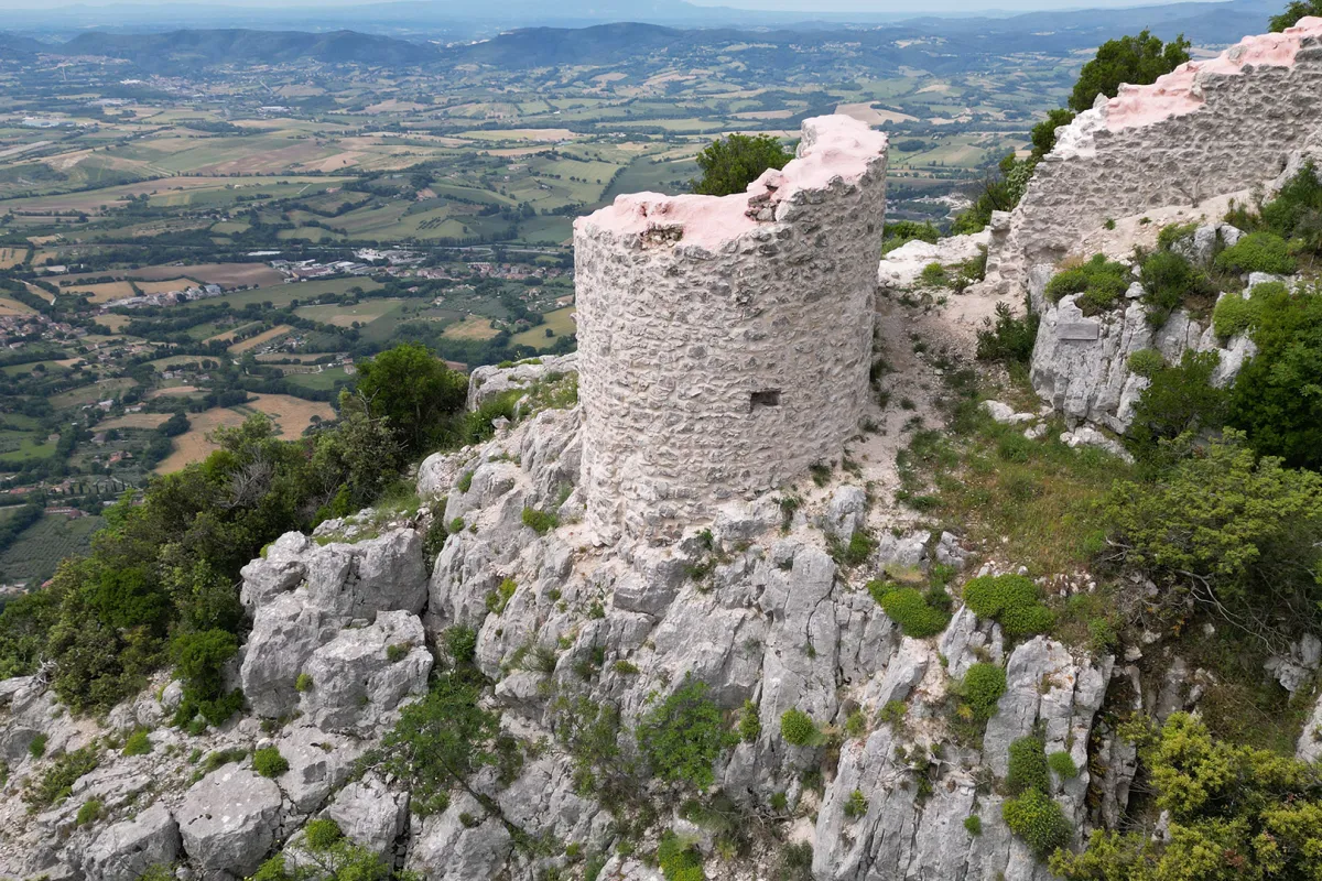 Resti delle antiche fortificazioni di Cesi