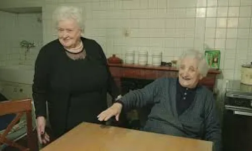 Bruna Carotti e la figlia Rosa, Pensionate